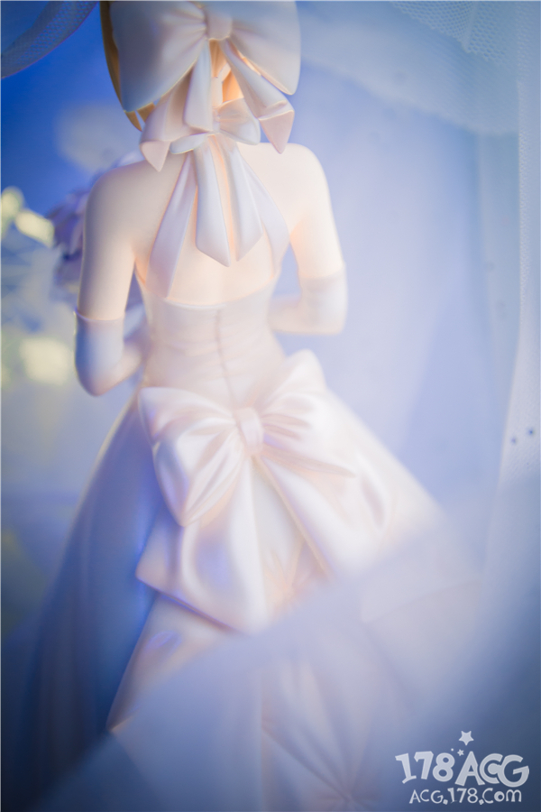 saber白色婚纱礼服