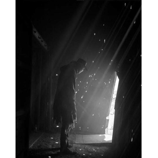 《金刚狼3》曝新海报 变种人卡列班孤身登场_