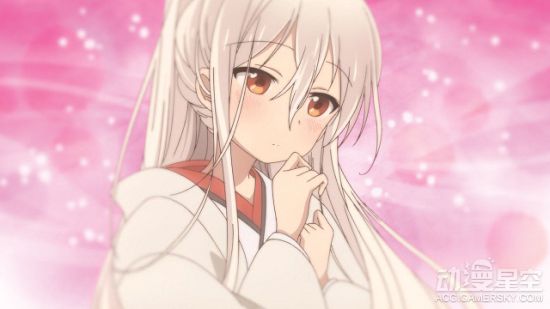--> 《Urara迷路帖》动画第5话先行图及文字情报已公布。迷路镇举办了盛大的白无垢祭,作为庆祝,少女们将身披惊艳的嫁衣登场,展示出迷人可爱的魅力。 所谓的白无垢祭即是通过让迷路镇的Urara们身穿白无垢嫁衣,来为神明大人选拔新娘候补者的祭典,随着时代的改变,这个祭祀活动开始逐渐转为一种节日,娱乐气息非常浓厚。 在妮娜姐姐的安排下,千矢四人也穿上了可爱的白无垢衣装,来到街上参加修行。然而众人刚刚开始享受祭典的时候,千矢竟然不慎醉酒了?!受到酩酊的千矢的影响,动物们开始纷纷聚集在她的