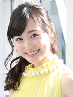 日本历代童星排名:谁是最可爱的女孩子_皮皮网 之前有日媒对历代童星进行评选,选出最可爱的男孩子,这次轮到女孩子们的评选了。芦田爱菜被称为开挂的天才童星,本田望结穿起女仆装让宅宅们发出女儿长大了的叹息。究竟谁才是最可爱的女孩子,让我们一起来看看调查结果吧。 【历代童星中最可爱的十位女孩子】 第1位:芦田爱菜 代表作:《高护木的规矩》《白兔糖》 芦田爱菜在《高护木的规矩》中以可爱的舞蹈和出色的演技征服观众,现在已经是无人不知无人不晓的知名童星了。5岁时在日剧《Mother》中展现出天才演技,之后在众多日剧和电影中演出,数次获奖。芦田爱菜现在已经是13