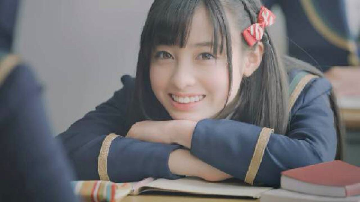 哈喽大家好!我是大家熟悉的企鹅娘!想了解近期的二次元新闻热点吗?想听听企鹅娘对这些热点的看法和吐槽吗?敬请关注每日下午四点推出的《企鹅娘吐槽》栏目,我们不见不散哟! 19岁的桥本环奈被称为千年一遇美少女,并参演《银魂》《齐木楠雄的灾难》两部真人电影。最近她在活动中透露自己是跟经纪人一起住,由于没有说清楚性别,引发粉丝们的过度猜测。事务所之后进行澄清:经纪人是女的!桥本环奈在10月17日参加了《齐木楠雄的灾难》活动,男主角山崎贤人与导演福田雄一也有登台。在活动当中,三人回答网友问题。桥本环奈透露自己的睡