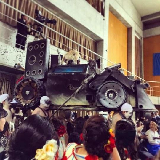 多摩美术大学毕业不容易 毕业生要坐哥斯拉领